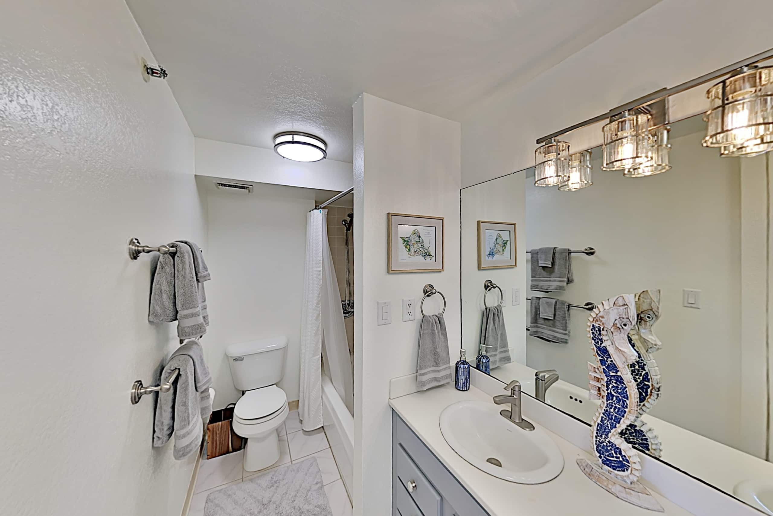 Condo in Honolulu · ★4.3 · 2 bedrooms · 4 beds · 2 private baths - Image 18
