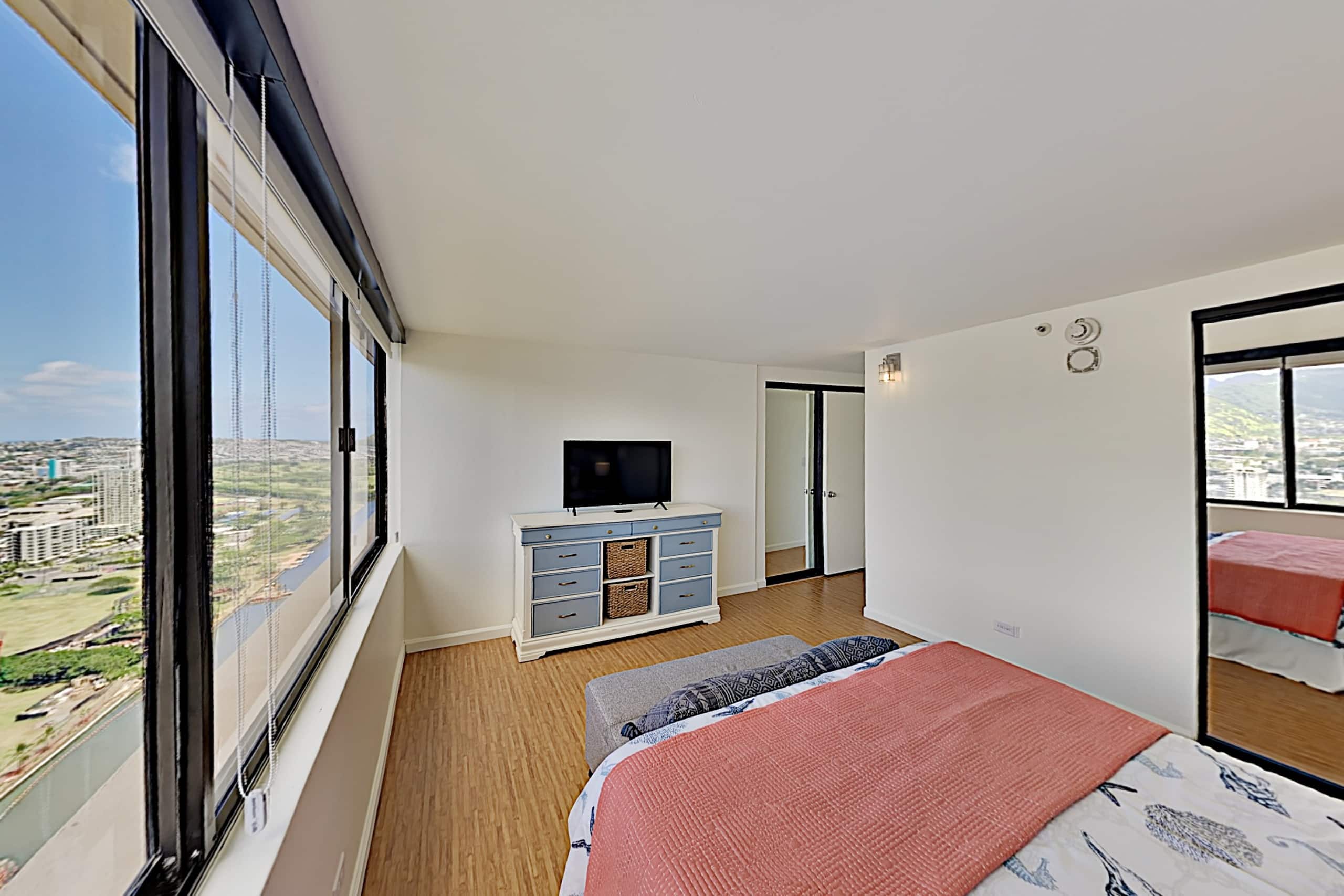 Condo in Honolulu · ★4.3 · 2 bedrooms · 4 beds · 2 private baths - Image 15
