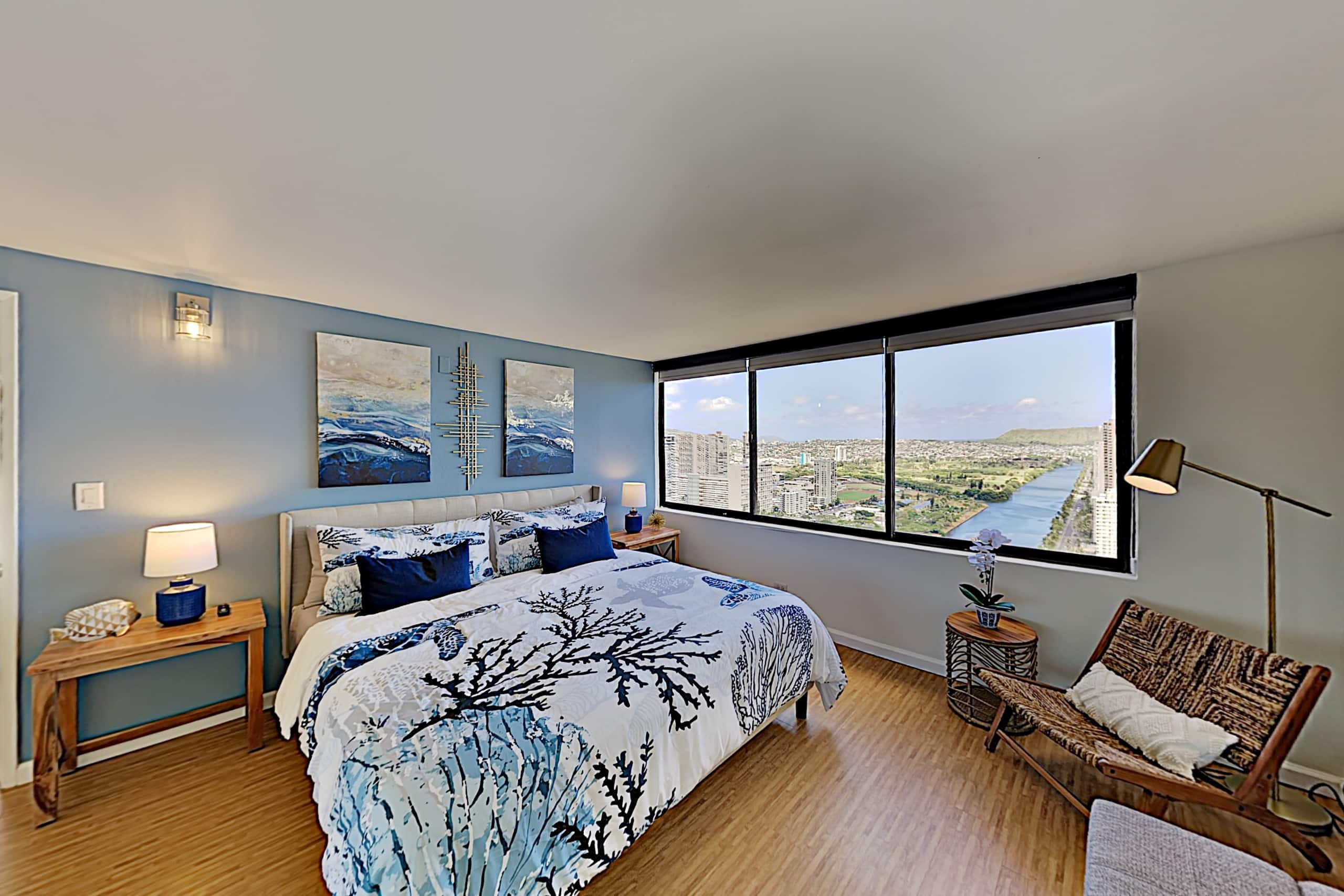 Condo in Honolulu · ★4.3 · 2 bedrooms · 4 beds · 2 private baths - Image 13