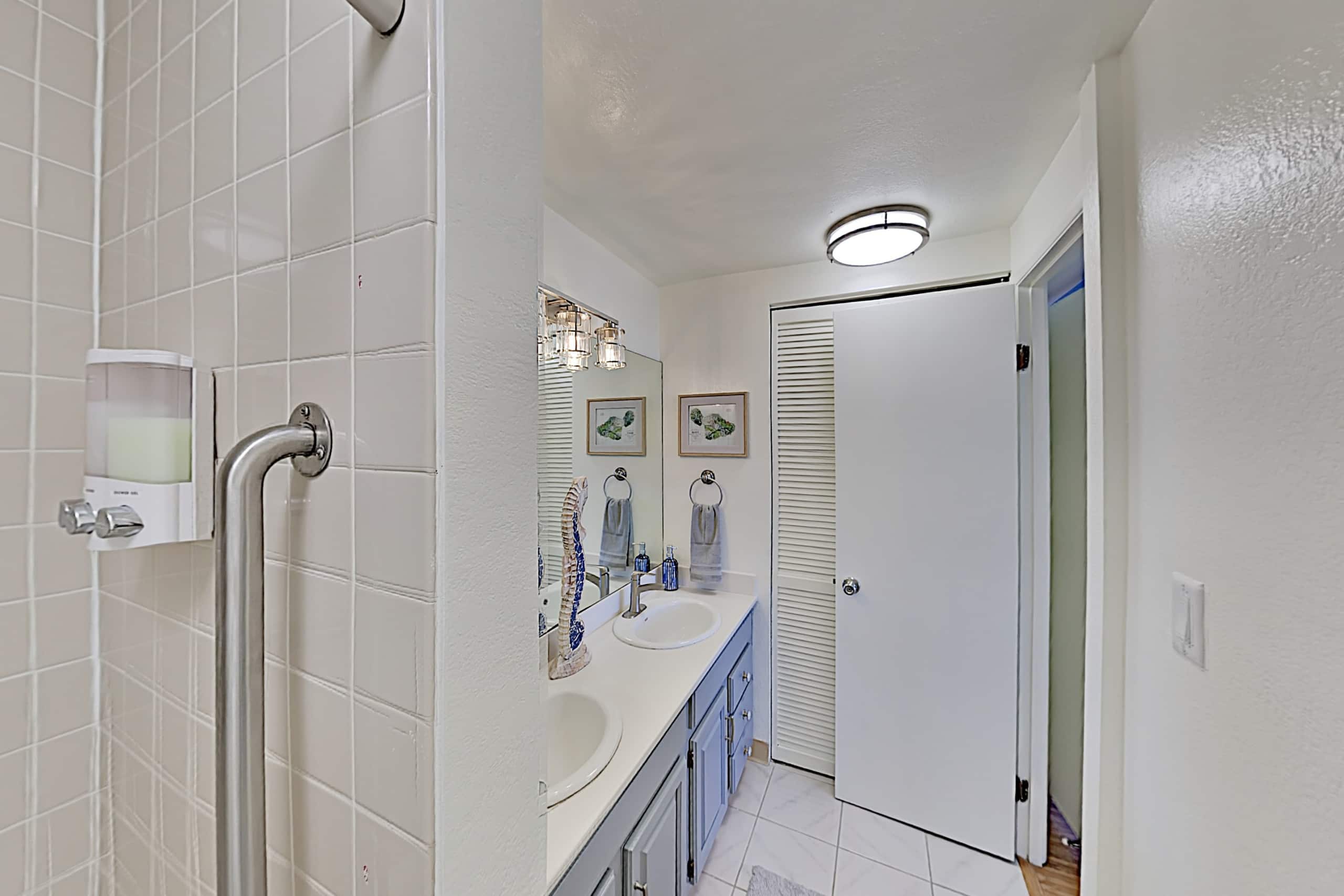 Condo in Honolulu · ★4.3 · 2 bedrooms · 4 beds · 2 private baths - Image 17