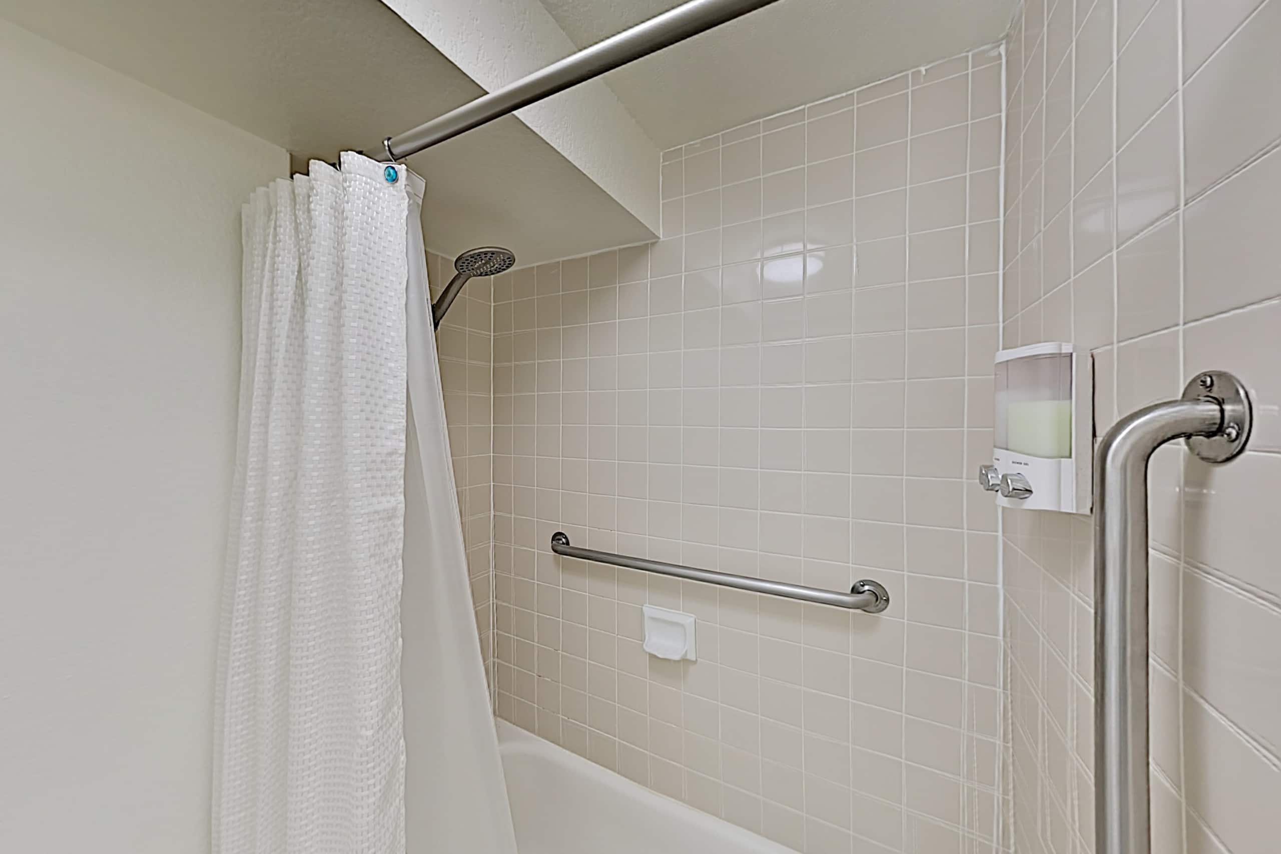 Condo in Honolulu · ★4.3 · 2 bedrooms · 4 beds · 2 private baths - Image 19