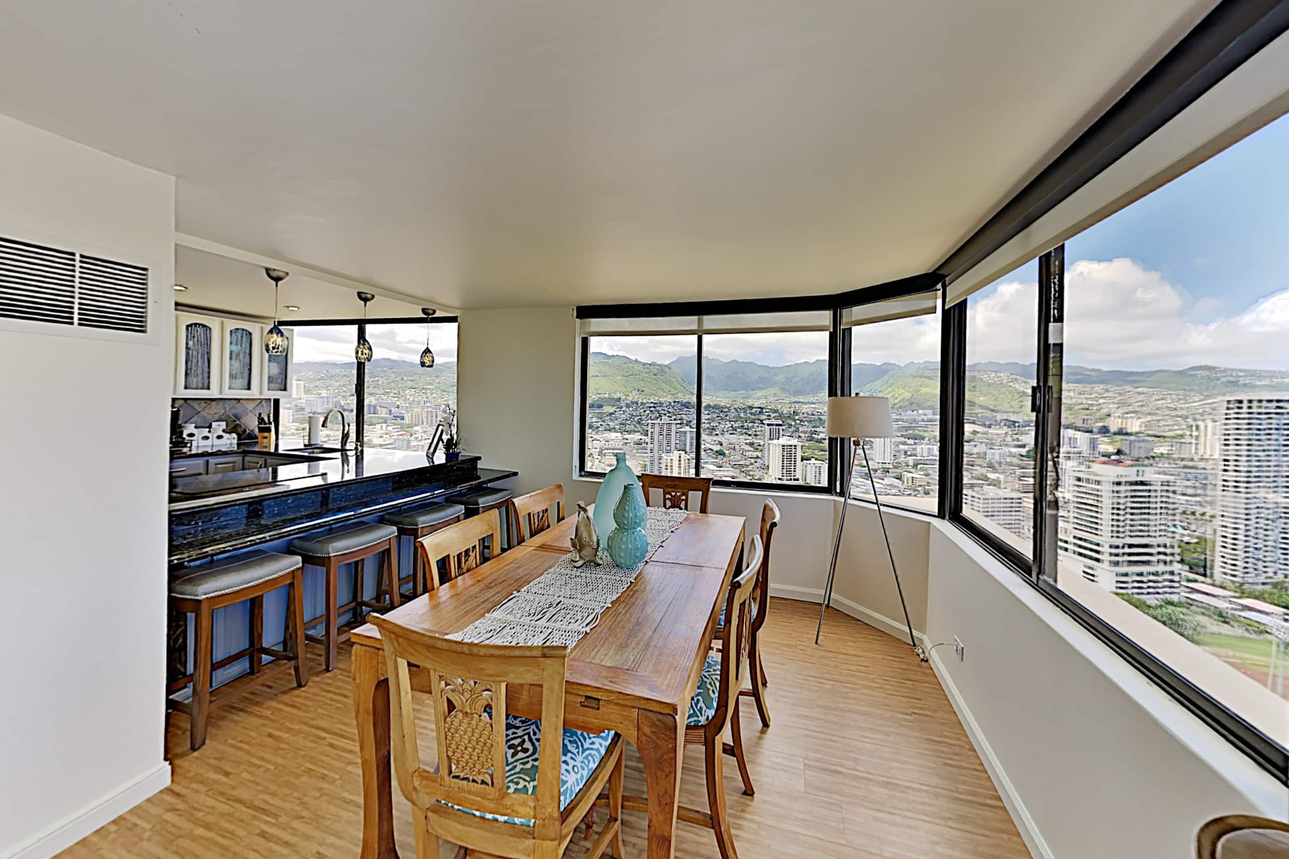 Condo in Honolulu · ★4.3 · 2 bedrooms · 4 beds · 2 private baths - Image 8