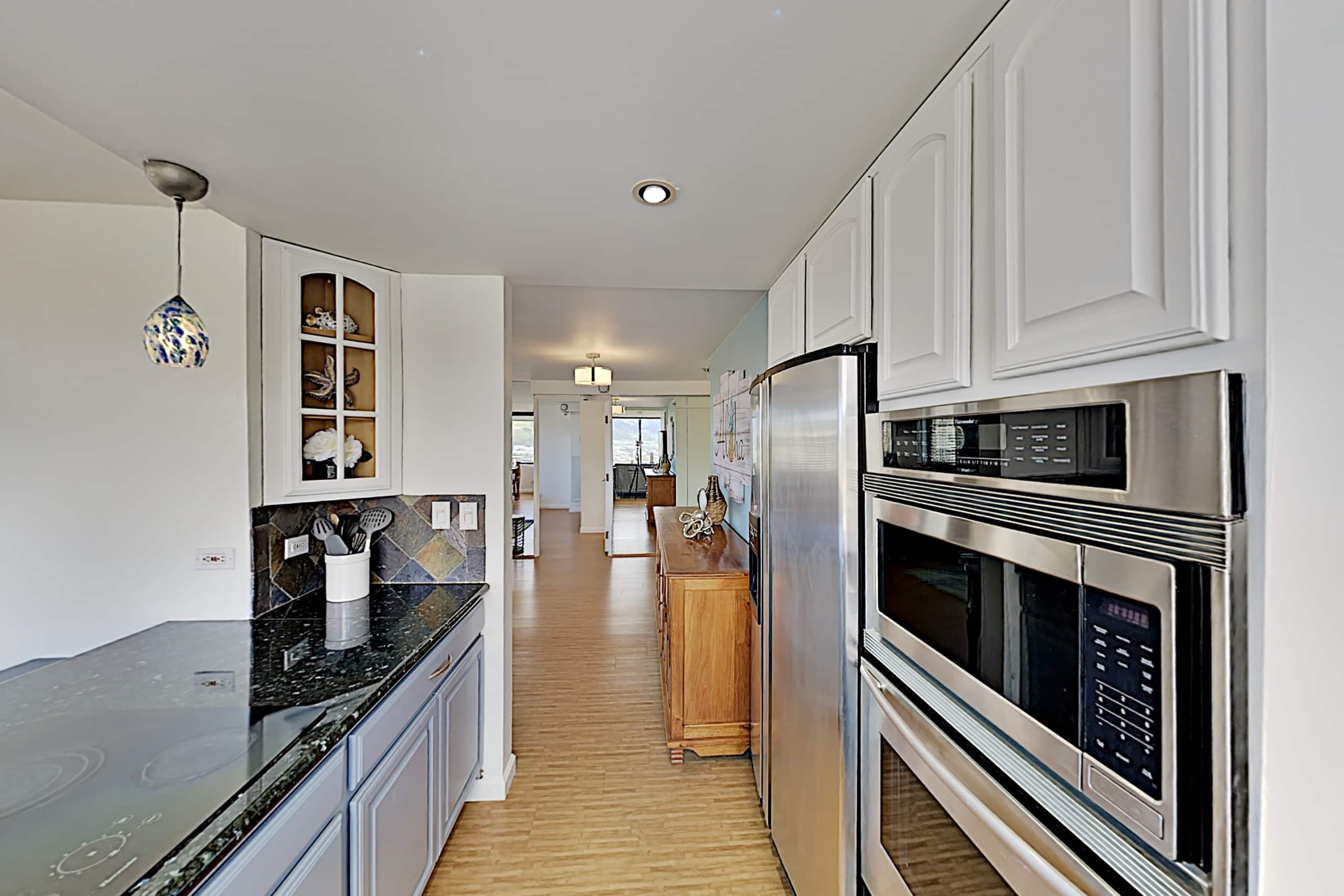 Condo in Honolulu · ★4.3 · 2 bedrooms · 4 beds · 2 private baths - Image 4