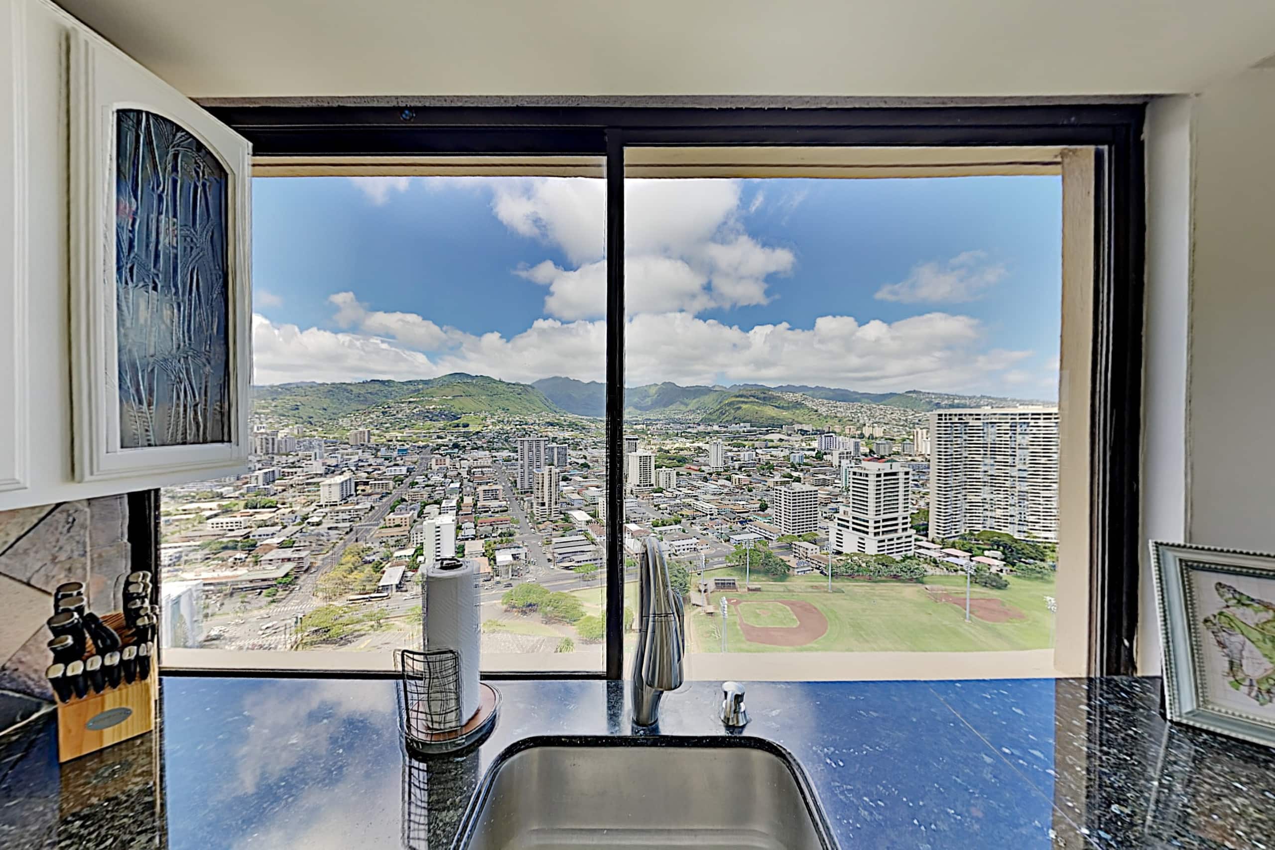 Condo in Honolulu · ★4.3 · 2 bedrooms · 4 beds · 2 private baths - Image 7