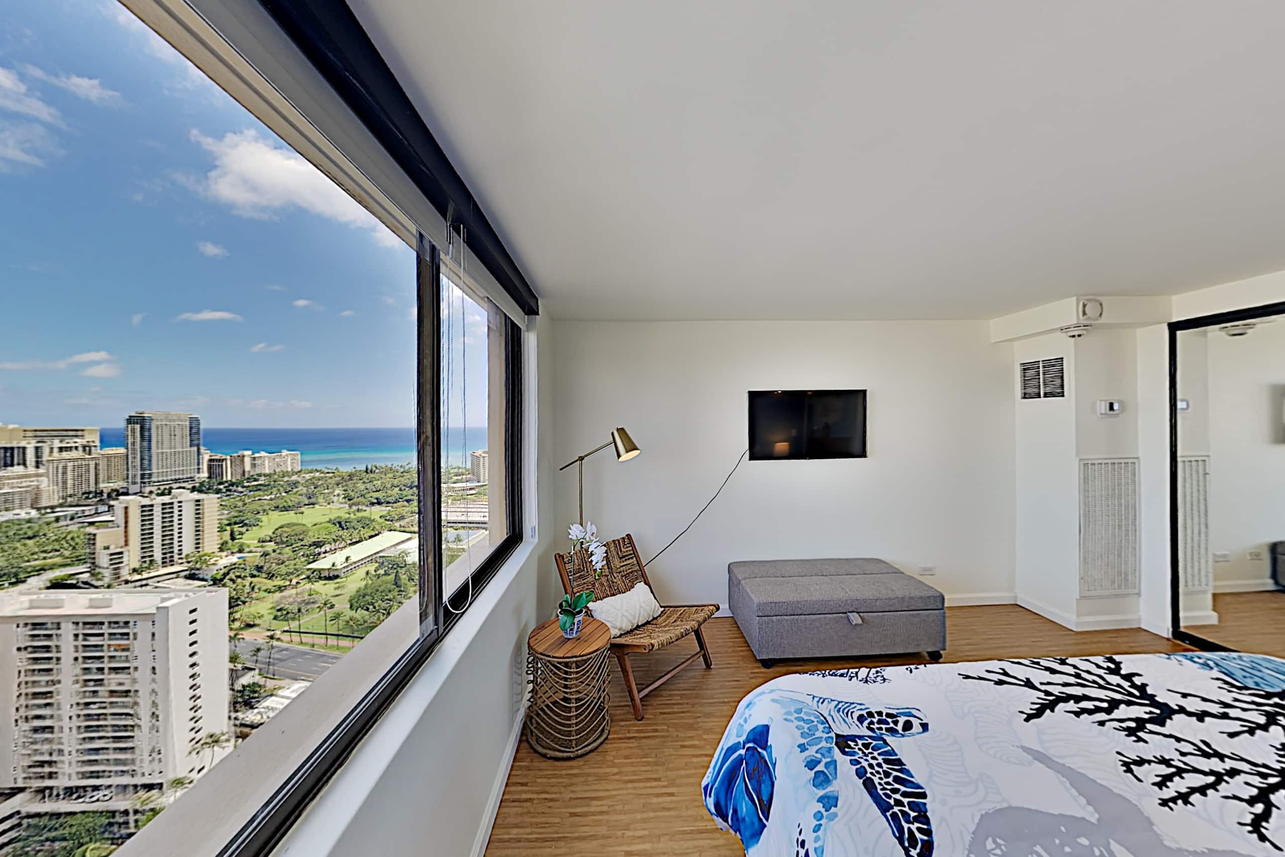 Condo in Honolulu · ★4.3 · 2 bedrooms · 4 beds · 2 private baths - Image 12