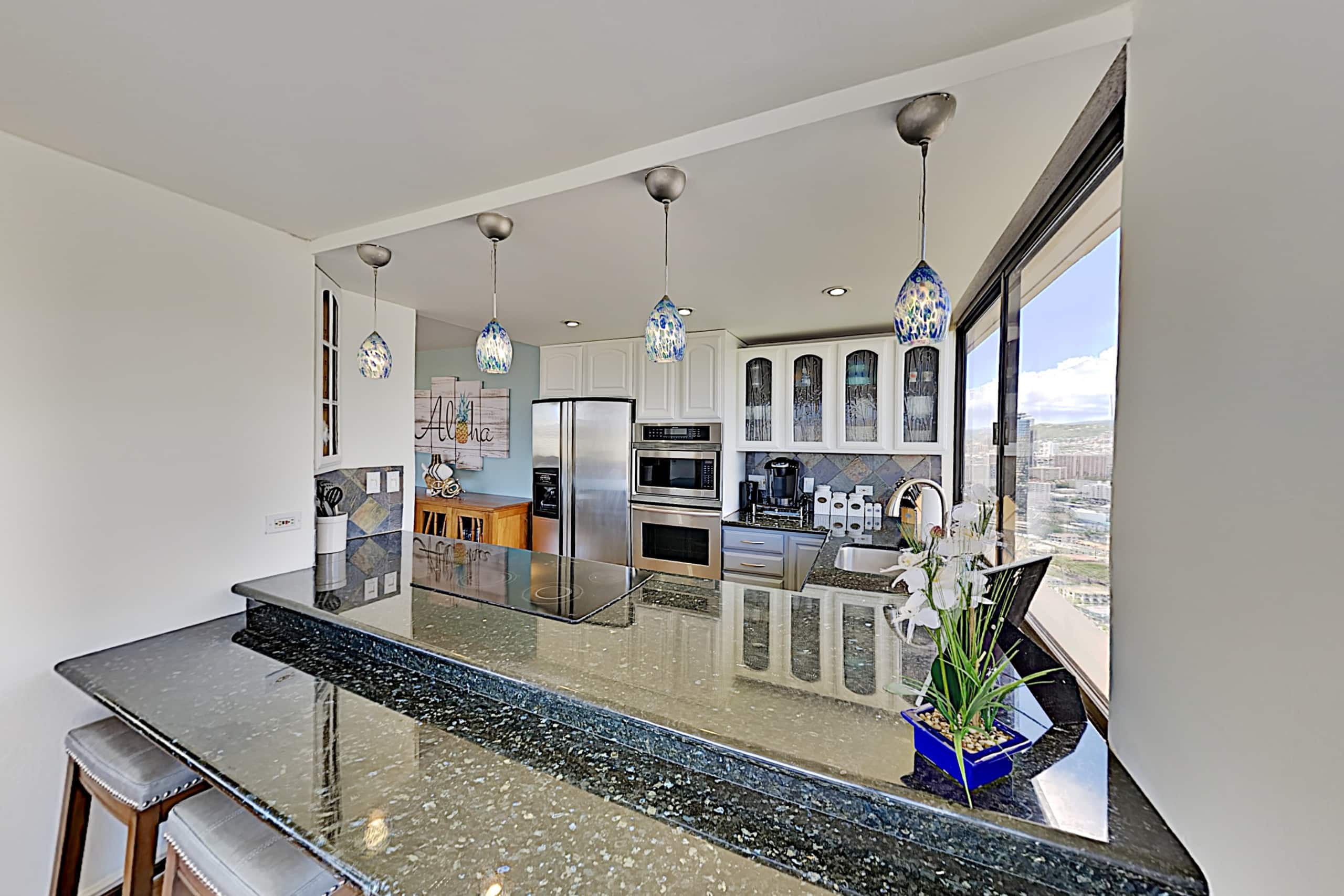 Condo in Honolulu · ★4.3 · 2 bedrooms · 4 beds · 2 private baths - Image 5