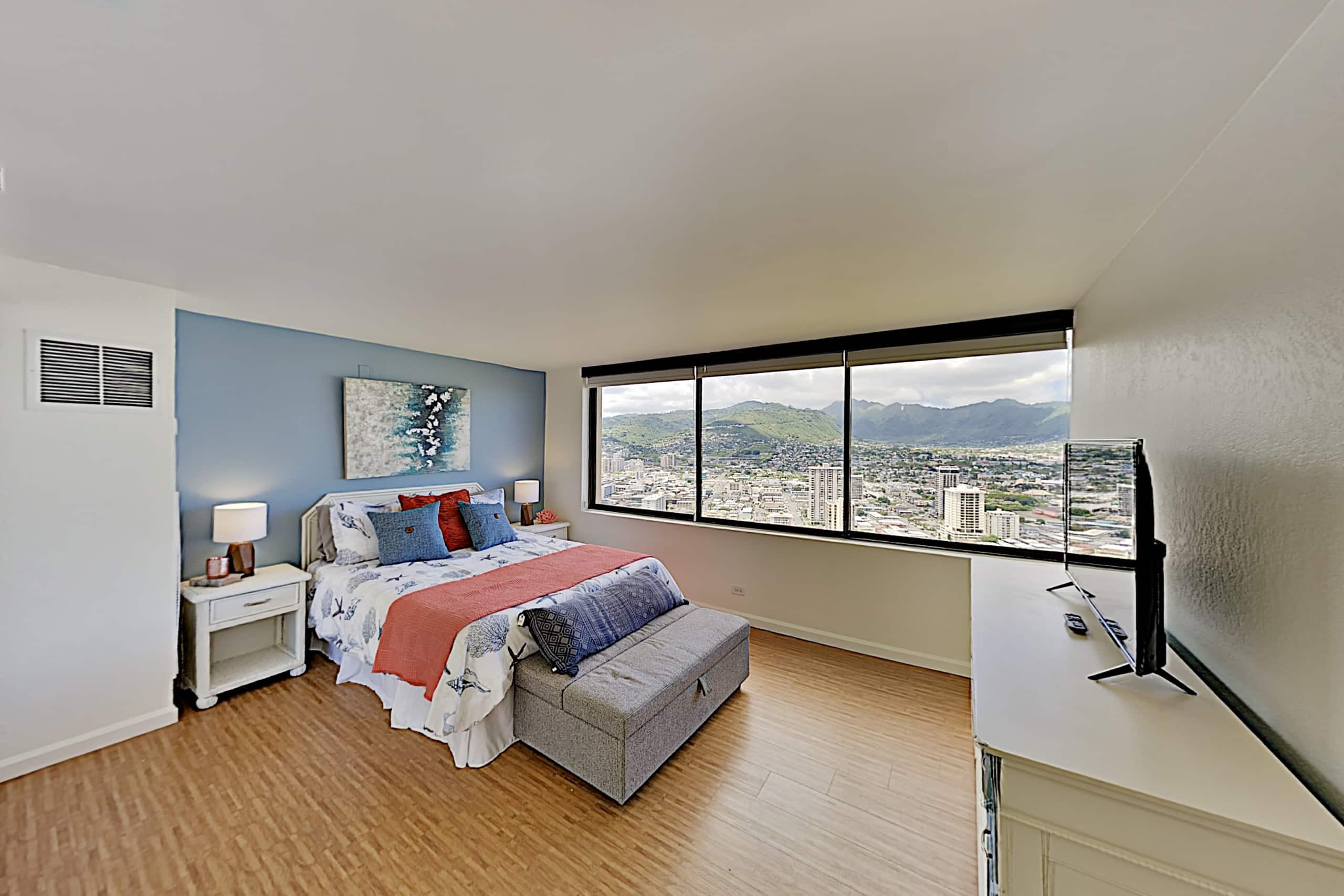 Condo in Honolulu · ★4.3 · 2 bedrooms · 4 beds · 2 private baths - Image 16