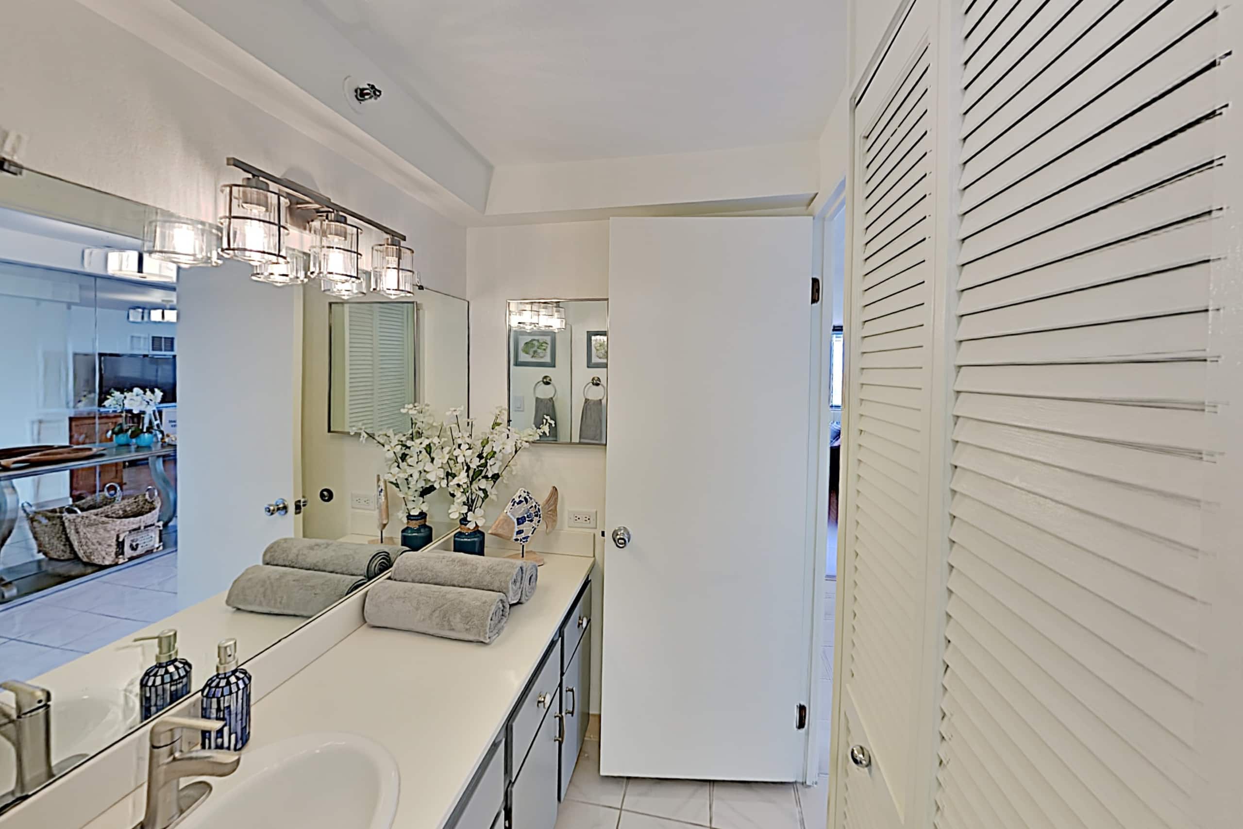 Condo in Honolulu · ★4.3 · 2 bedrooms · 4 beds · 2 private baths - Image 20