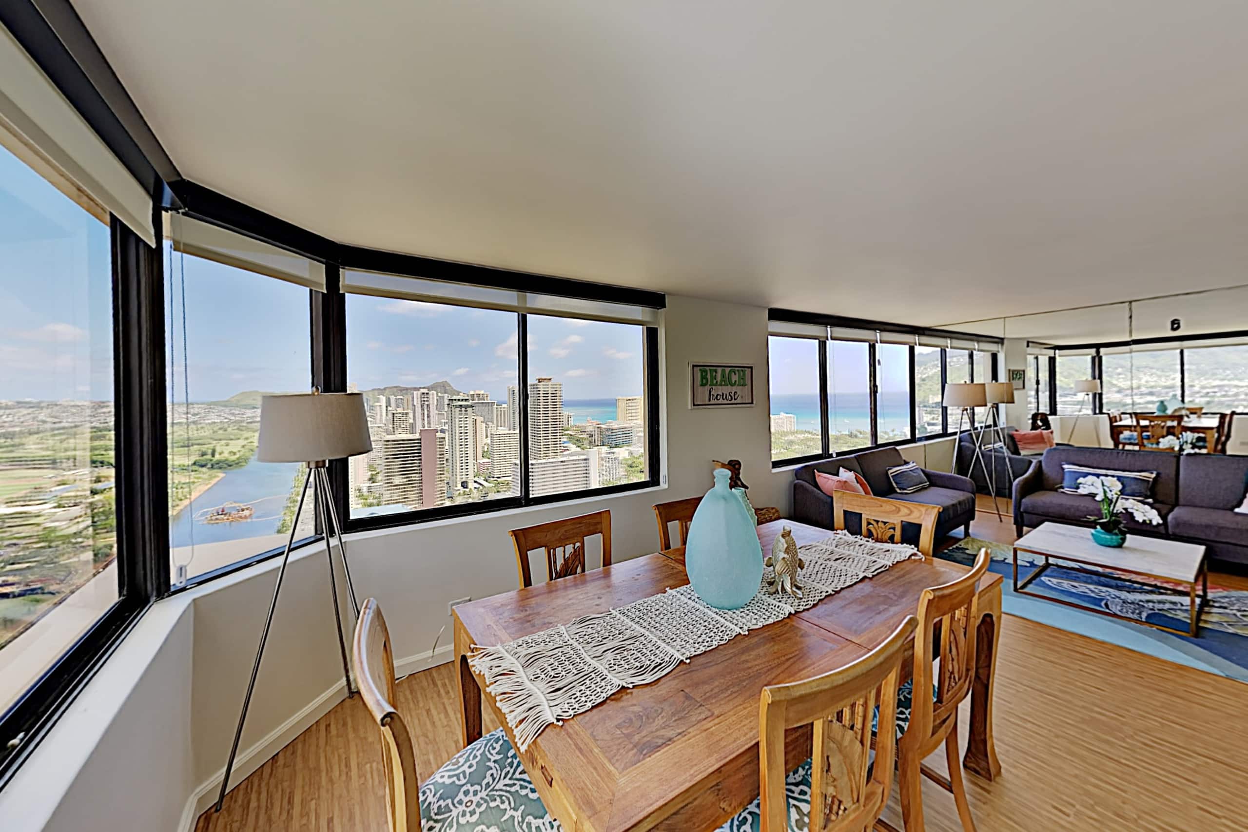 Condo in Honolulu · ★4.3 · 2 bedrooms · 4 beds · 2 private baths - Image 9
