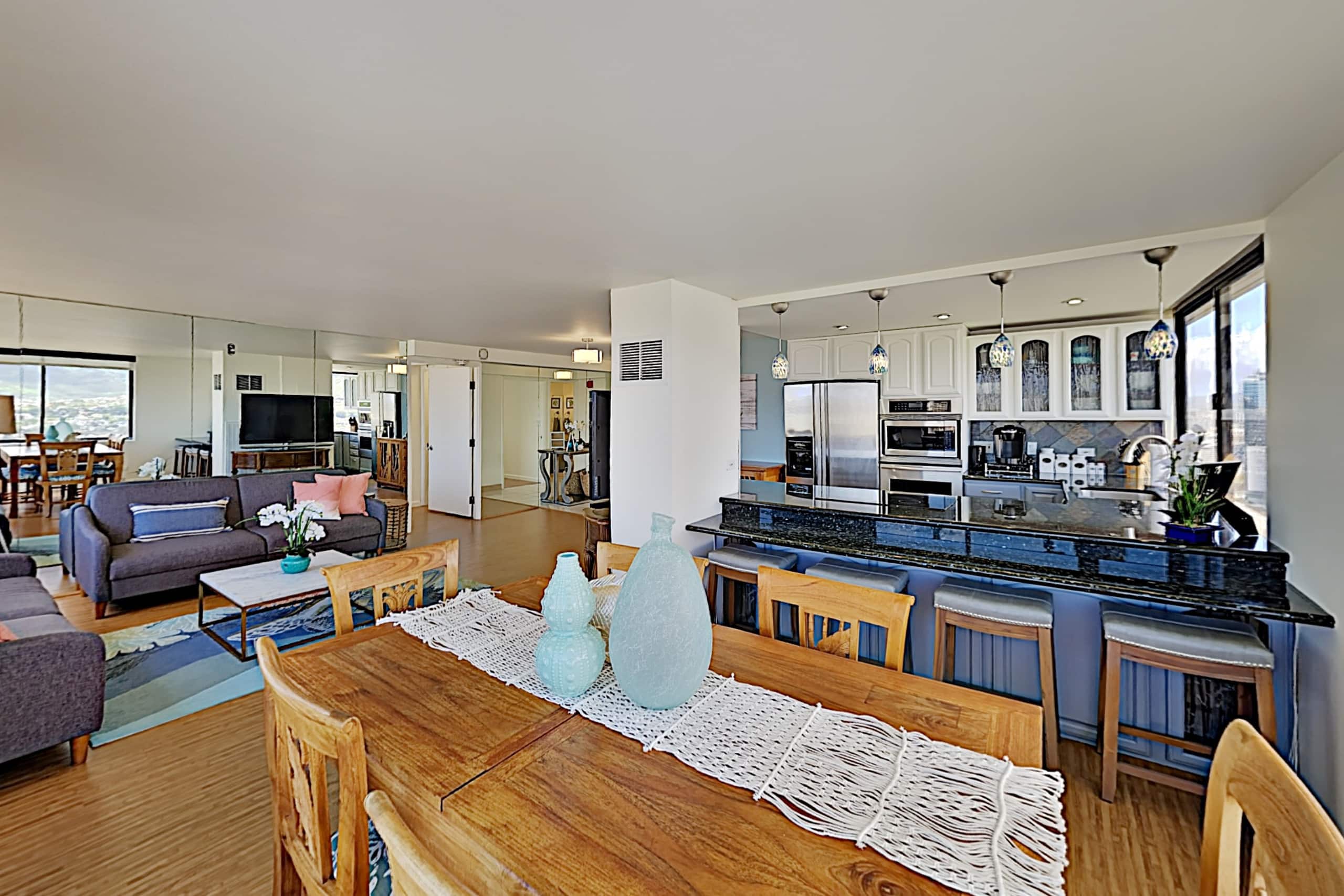 Condo in Honolulu · ★4.3 · 2 bedrooms · 4 beds · 2 private baths - Image 10