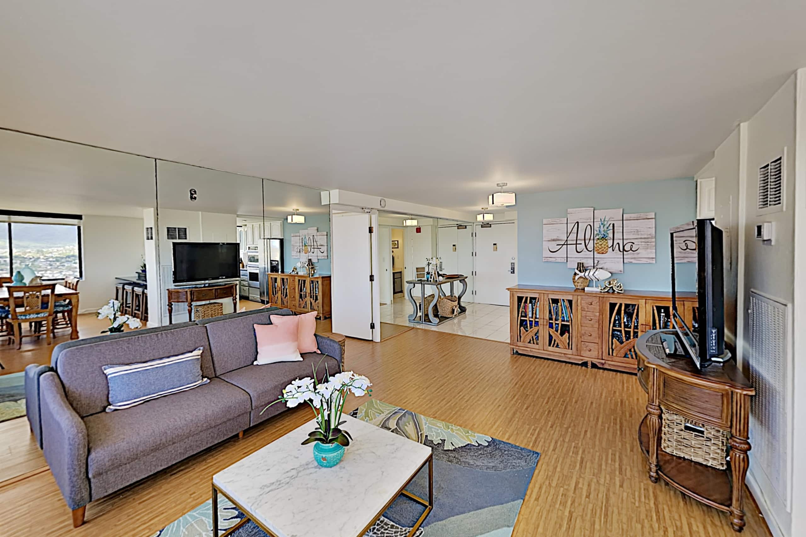 Condo in Honolulu · ★4.3 · 2 bedrooms · 4 beds · 2 private baths - Image 3