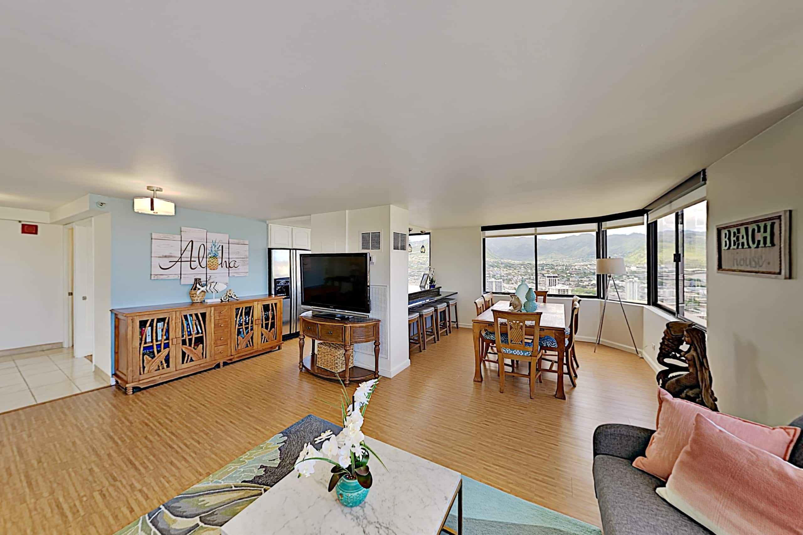Condo in Honolulu · ★4.3 · 2 bedrooms · 4 beds · 2 private baths - Image 2