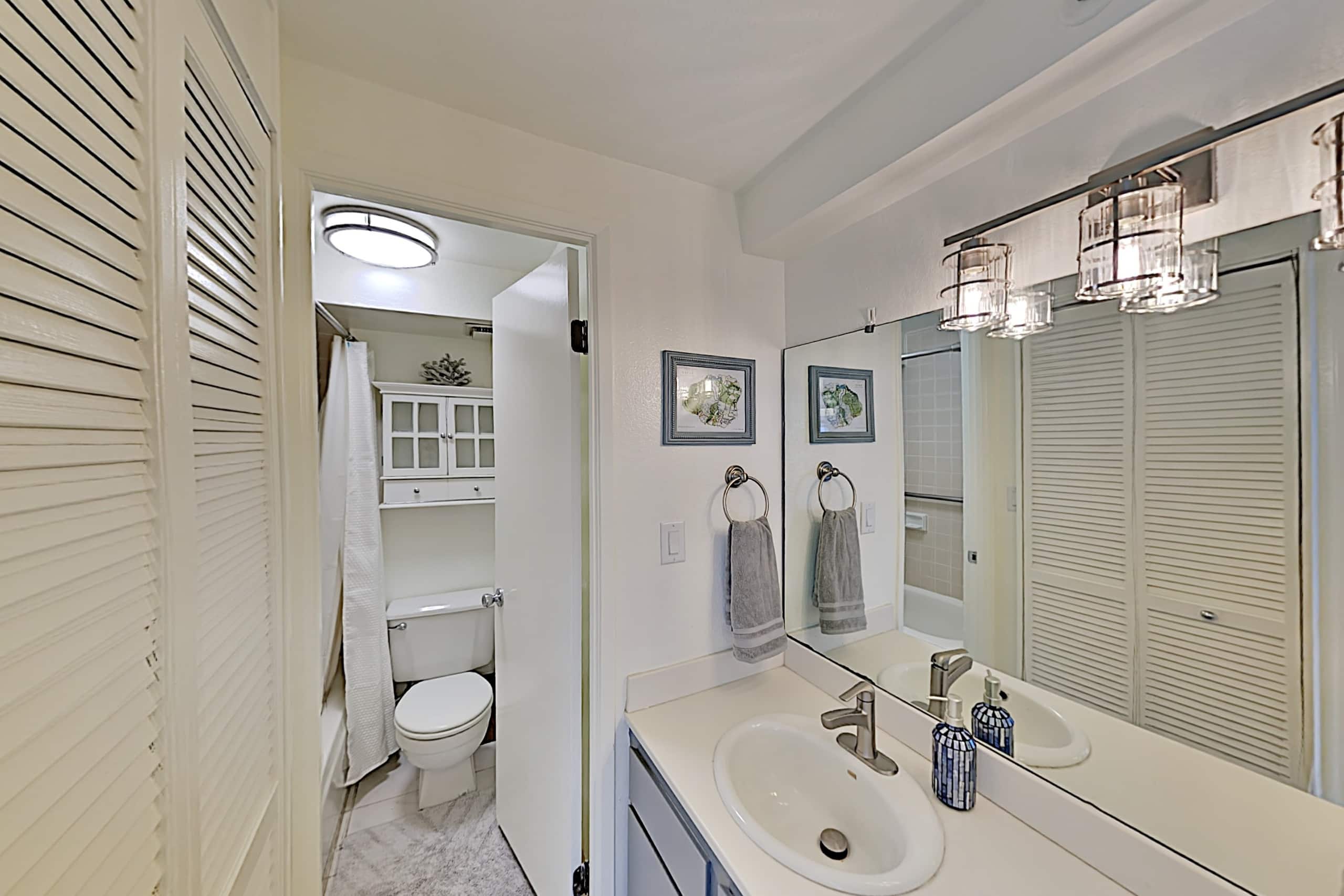 Condo in Honolulu · ★4.3 · 2 bedrooms · 4 beds · 2 private baths - Image 21