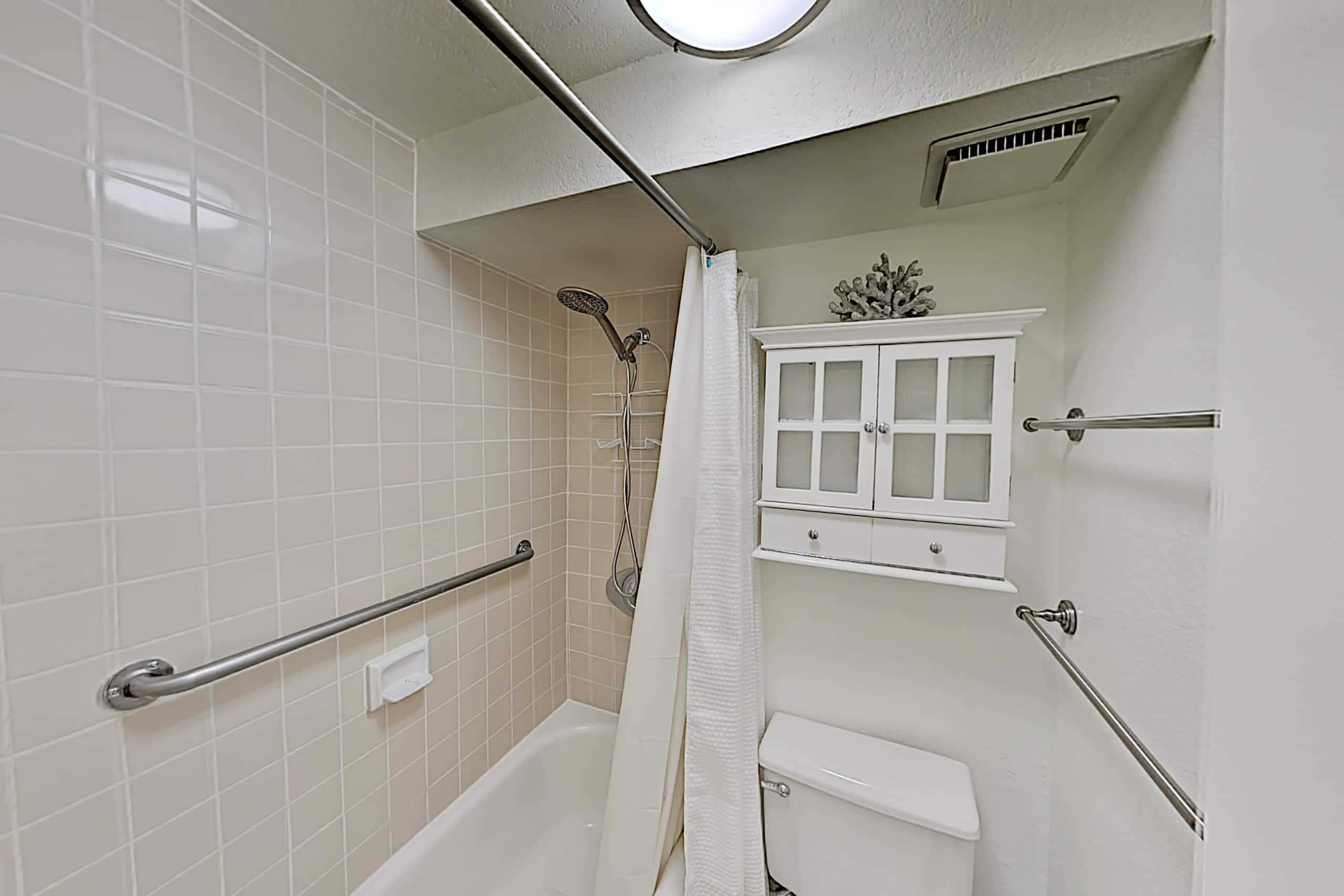 Condo in Honolulu · ★4.3 · 2 bedrooms · 4 beds · 2 private baths - Image 22