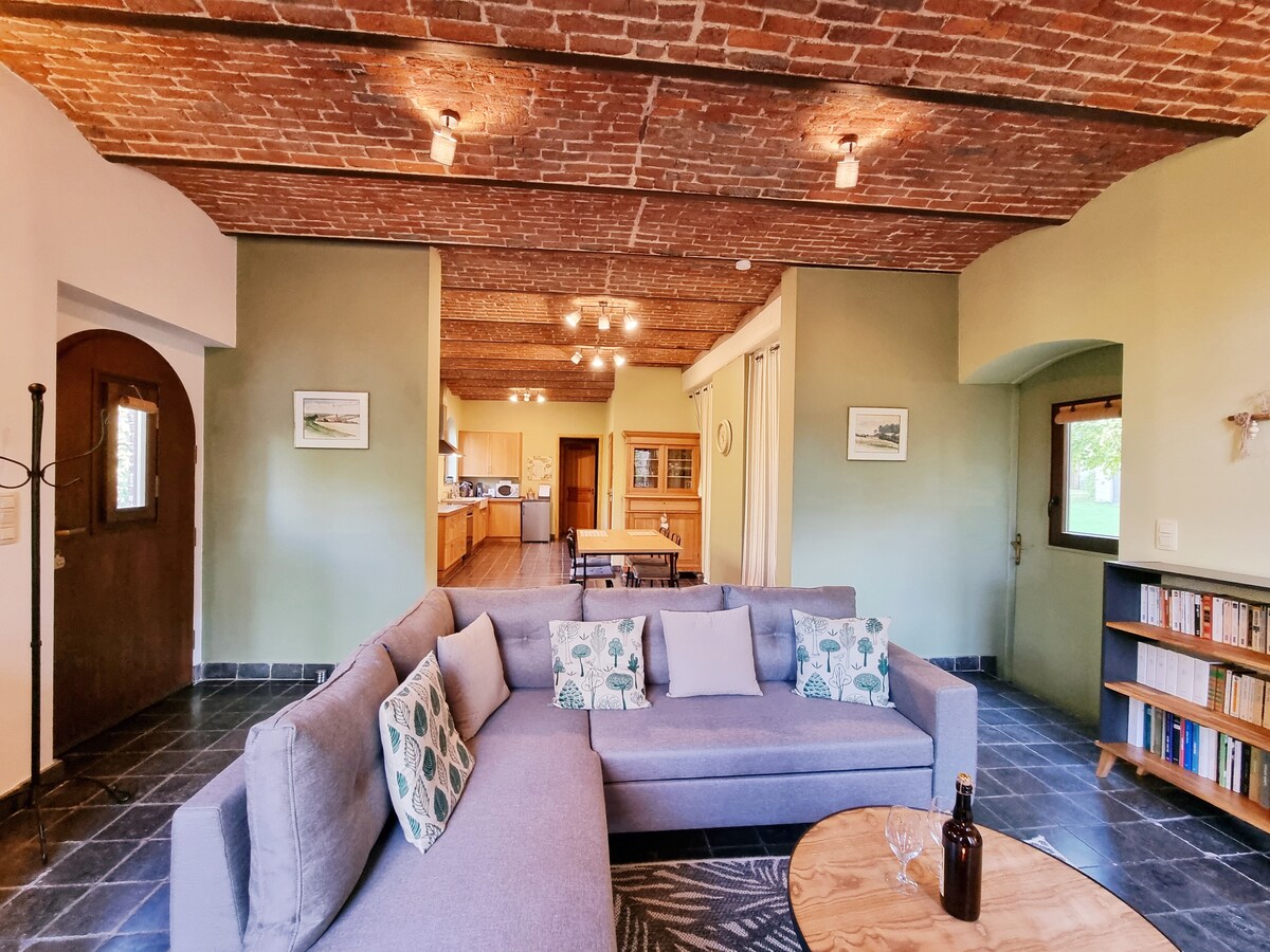 غرفة معيشة مفتوحة لغرفة الطعام والمطبخ