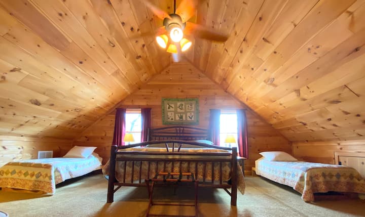 Loft with King and two Single beds, ceiling Fan and TV