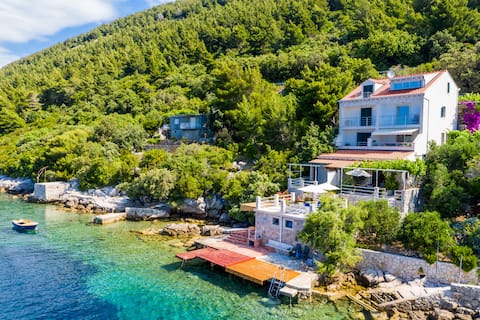 Apartments Ratac Lobrovic with sea view