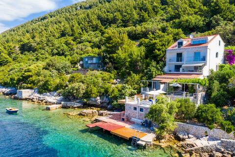 Apartments Ratac Lobrovic with sea view