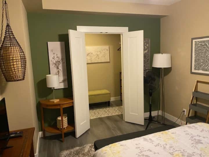 Toller Kleiderschrank in voller Größe mit dem ganzen Zimmer für Golfschläger oder was auch immer du aufbewahren musst