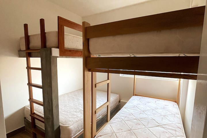 次卧， 4张床和2张双层床。