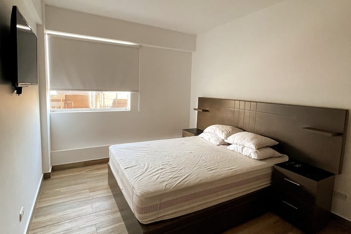 主卧、标准双人床和电视。