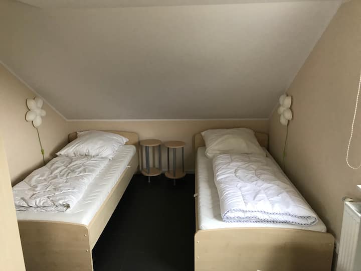 غرفة نوم 3 بسريرين مفردين