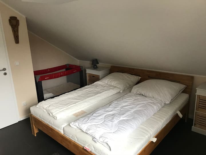 غرفة نوم 2 بسرير مزدوج وسرير أطفال