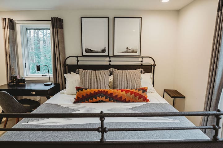 2e chambre à l'étage lit King Size, poste de travail et chambre au sol pour matelas gonflable Queen Size (également fourni).