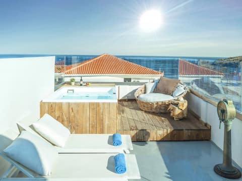 Luxurious, Top-Floor, Hot Tub Suite in Andros Town