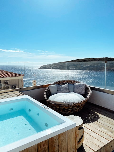 Luxurious, Top-Floor, Hot Tub Suite in Andros Town