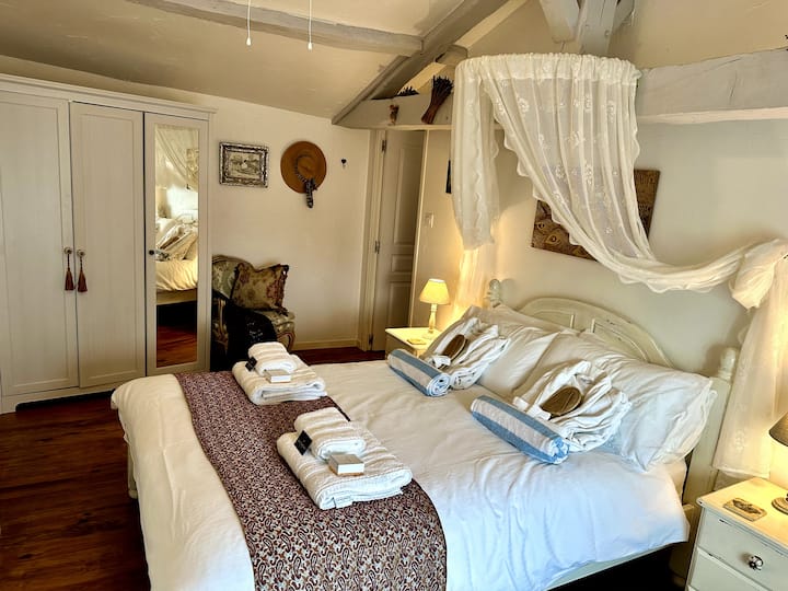 Zotëro dhomën e gjumit dopio, një dhomë e bukur e ndriçuar me pamje nga fshati.