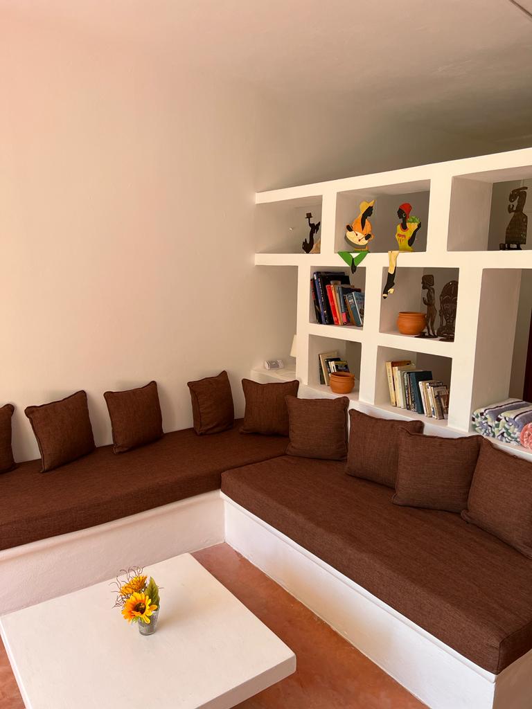 Dnevni boravak pored bazena. Odvojen od kreveta uz policu za knjige. Može se koristiti kao dodatni krevet.