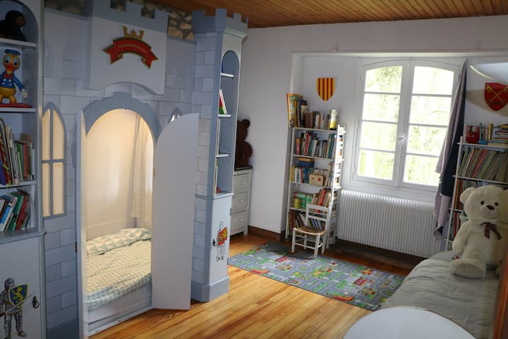 1 ° camera da letto (al 1 ° piano) Camera per bambini due letti a castello "castello"  2X90x190 + un letto 80x190