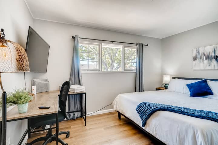 Гостинска спална соба со брачен кревет (широк 150-179 см), простор на бирото и паметен телевизор