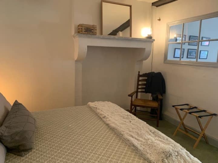 חדר השינה הרגוע והמגניב שלכם עם אח עתיקה וקירות בעובי של 12 אינץ' הופכים את המקום הזה למקום אידיאלי לשינה ערבה.  