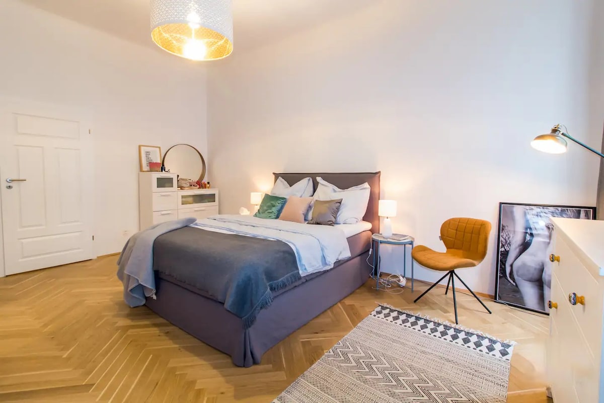 Знам колко е важно да спите хубаво, така че имам подходящото легло, за да ви облекча нощем.