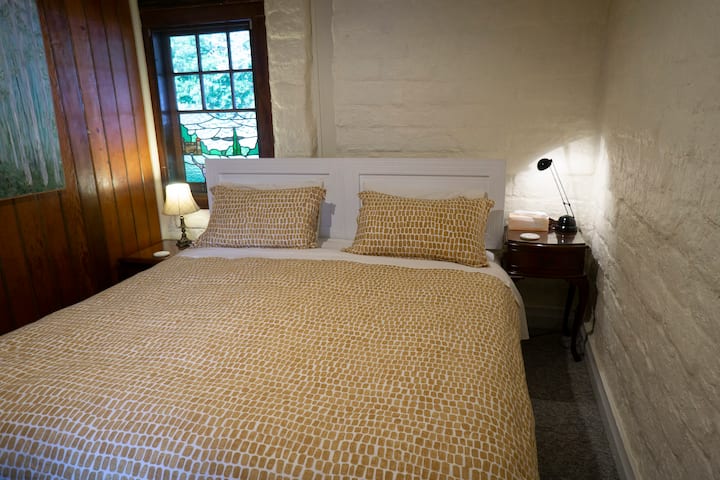 Bračni krevet (
širine 180-220 cm) ili 2 kreveta za jednu osobu