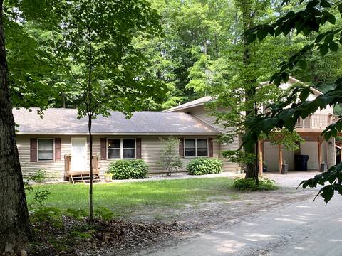 4 Bedroom/2 Bath Home 20 Acres of Woods - Hot Tub