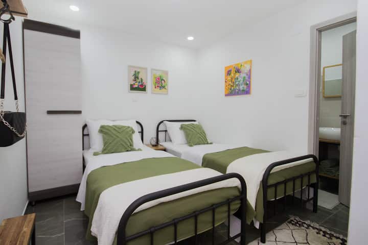 غرفة نوم بحمام ملحق.