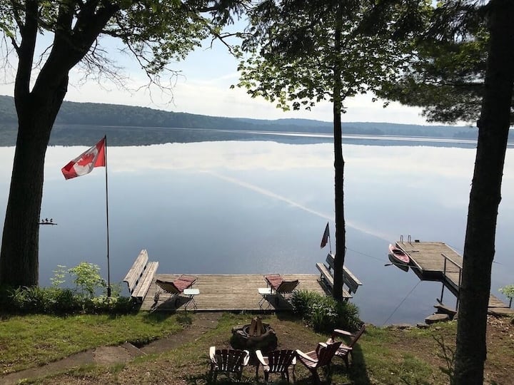 Waterfront Cottage On Halls Lake🐿 Cottages for Rent in Algonquin