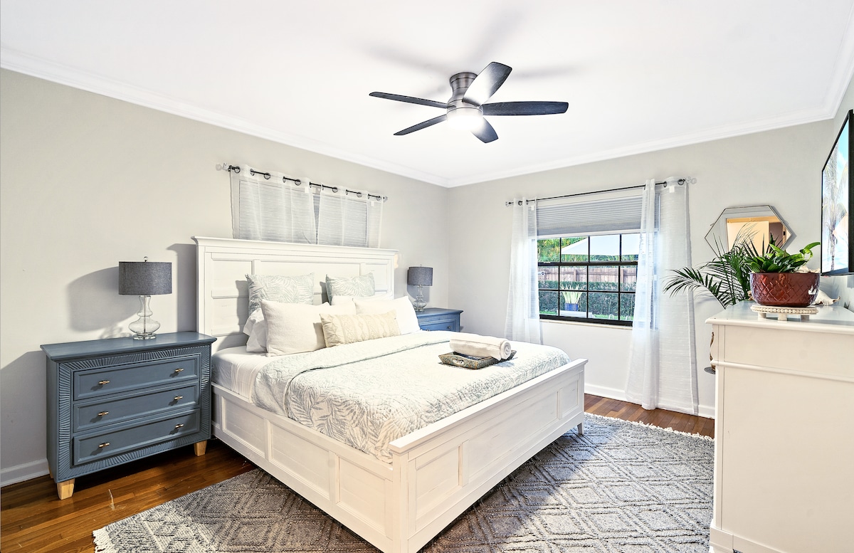 Главна спалня, суперголямо двойно легло, смарт телевизор