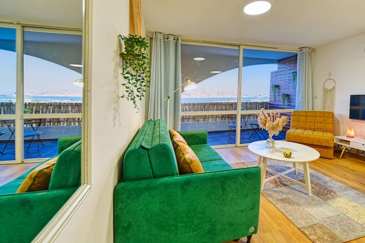Designed boutique unit with a view to the bay in an excellent location!