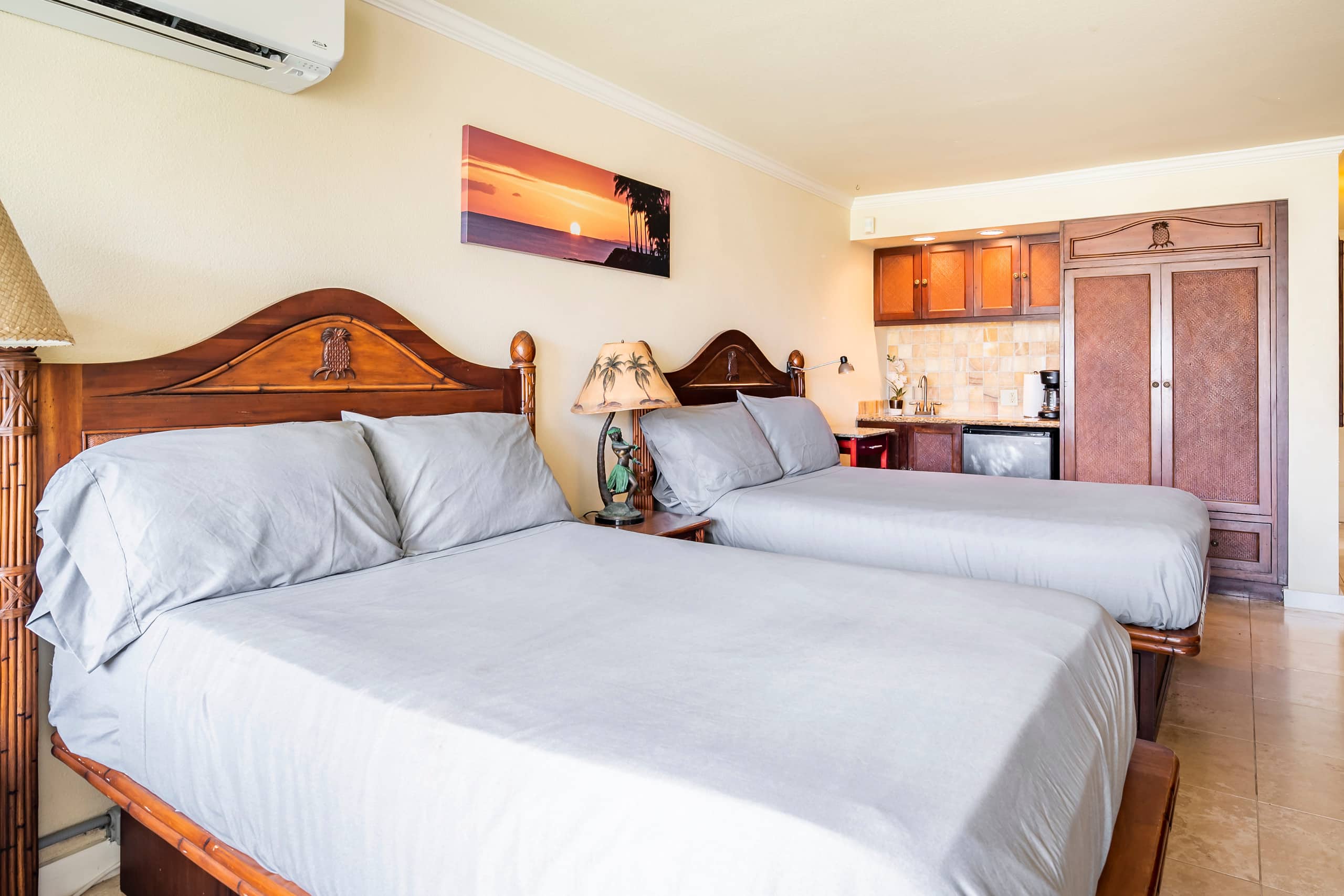 Islander Studio Gem Beachfront 2 Full Beds w/AC - Photo 2