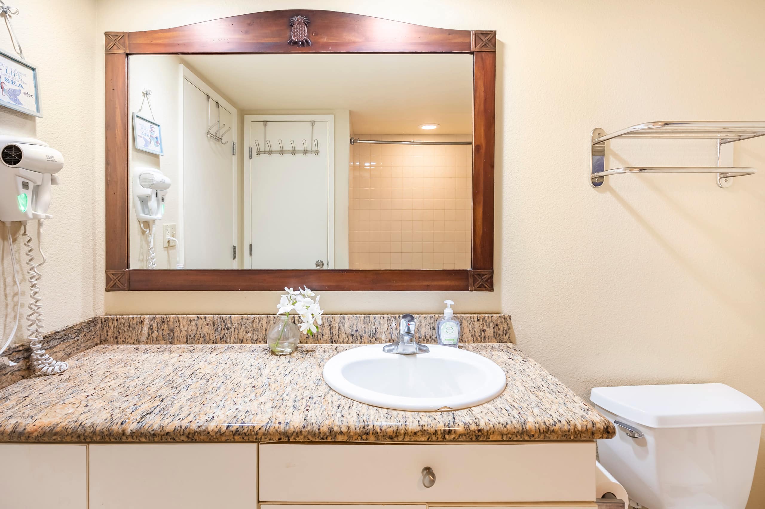 Islander Studio Gem Beachfront 2 Full Beds w/AC - Photo 8