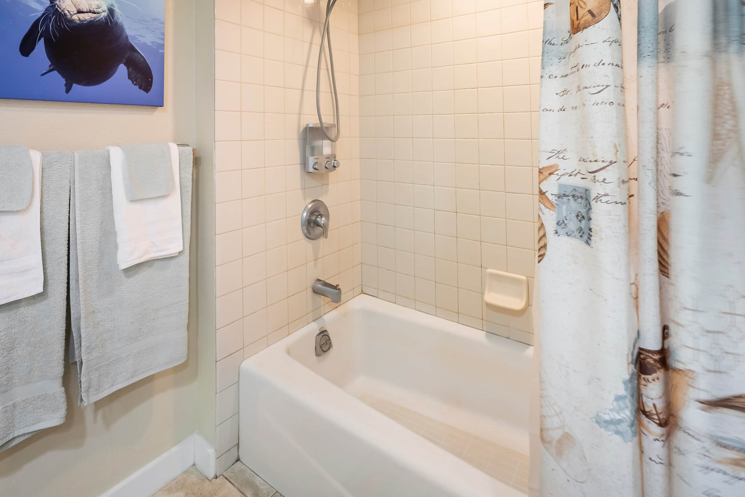 Islander Studio Gem Beachfront 2 Full Beds w/AC - Photo 12