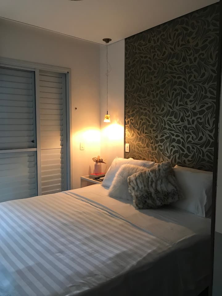 spavaonica 1:

glavni apartman s bračnim krevetom i ormarom s ormarima s ogledalima