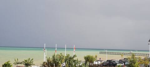 Annonce Airbnb populaire: 58 m² apartment facing the sea (2 bedrooms) à Luc Sur Mer