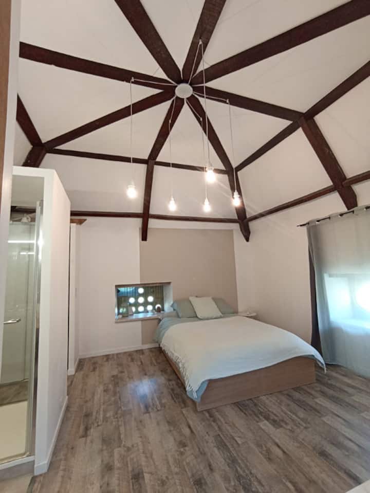 卧室配有浴室、厕所和更衣室。