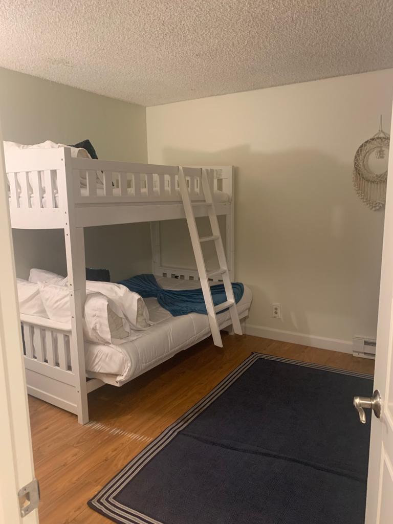 第二间卧室配有双层床和电视。