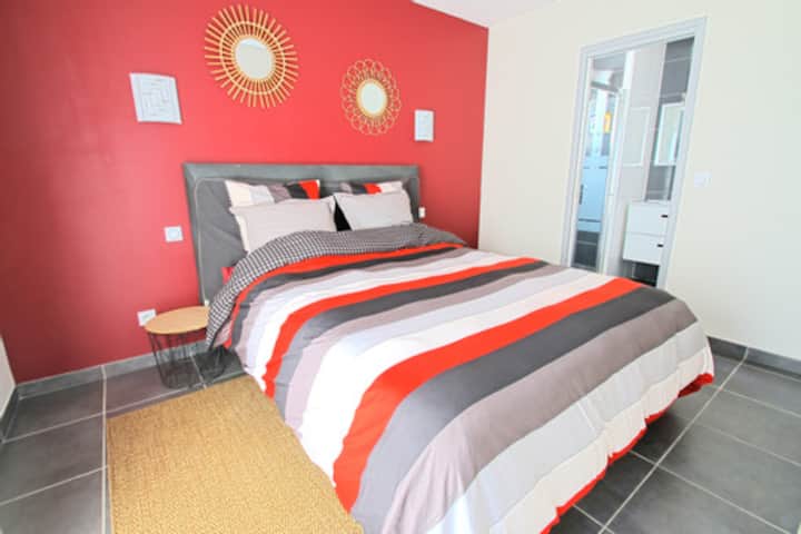 Bett 140x190 mit 4 Kissen